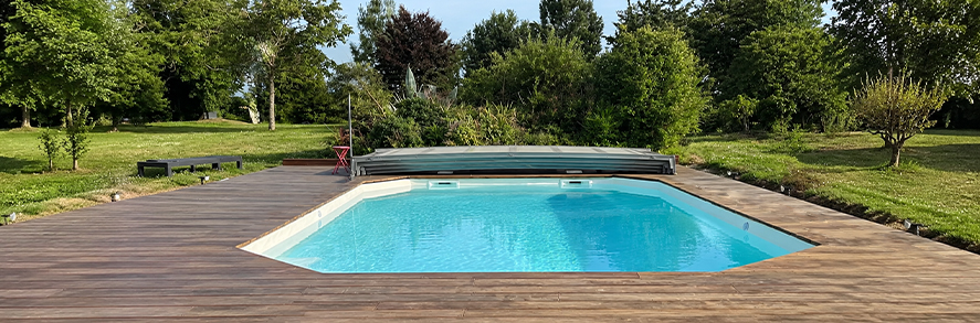 utilisation d'un saturateur sur une terrasse autour d'une piscine